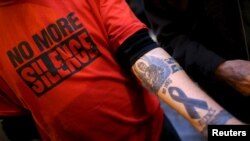 Paul Levely, victime d’abus sexuel, porte un T-shirt "plus de silence" à Rome, en Italie, le 28 février 2016.