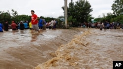 En la foto de archivo un grupo de personas esperan ser rescatados de un área inundada cerca de Lima, Honduras, 5 de noviembre de 2020.