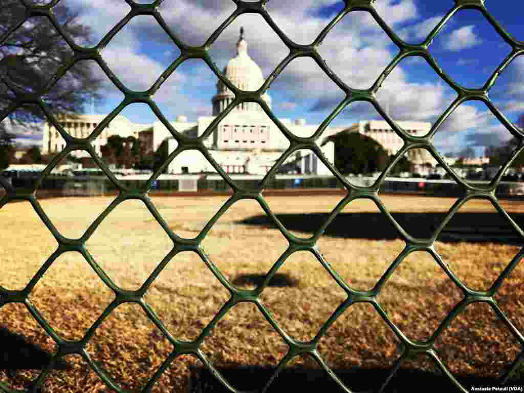 Le Capitole, où aura lieu l'investiture de Donald Trump à Washington DC, le 18 janvier 2017. (VOA/Nastasia Peteuil)