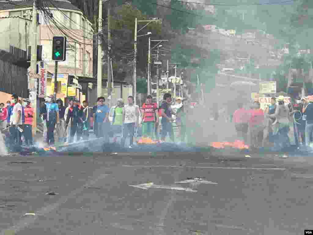 Líderes indígenas han asegurado que seguirán en Quito hasta obtener un acuerdo en las negociaciones. Foto: Néstor Aguilera - VOA.