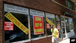 Un hombre camina frente a una tienda minorista que cerró sus puertas en Illinois debido a la pandemia de coronavirus.