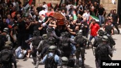 Sukobi na sahrani novinarke Al Džazire Širin Abu Akleh u Jerusalimu (Foto: REUTERS/Ammar Awad)