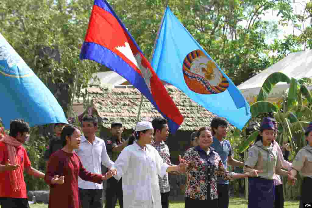 សិស្សសាលាវិចិត្រសិល្បៈលើកទង់ក្នុងឈុតមួយដែលជាសញ្ញាបង្ហាញពីជ័យជំនះនៃការរំដោះប្រទេសប្រឆាំងនឹងរបបប្រល័យពូជសាសន៍ប៉ុល ពតនៅវាលពិឃាឌជើងឯកនៃរាជធានីភ្នំពេញនៅថ្ងៃទី២០ឧសភា ២០១៦នេះ ដើម្បីរំលឹកដល់វិញ្ញានក្ខ័ណ្ឌអ្នកដែលស្លាប់នៅរបបប្រល័យពូជសាសន៏ចាប់ពីឆ្នាំ១៩៧៥ដល់១៩៧៩ក្នុងទិវា«ចងកំហឹង»ប្រឆាំងនឹងរបបប៉ុល ពត។ ( ឡេង ឡែន/VOA)