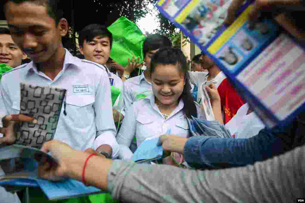 បេក្ខជនប្រឡងបាក់ឌុបចេញពីបន្ទប់ប្រឡងនៅថ្ងៃបញ្ចប់របស់គេនៅវិទ្យាល័យព្រះយុគន្ធ នៅថ្ងៃអង្គារ ទី២៣ ខែសីហា ឆ្នាំ២០១៦ នៅរាជធានីភ្នំពេញ។ (ឡេង ឡែន/VOA)