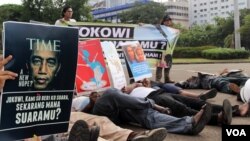 Aksi unjuk rasa di depan Istana Negara, Jakarta hari Rabu (17/12) untuk mendesak pemerintah mengusut tuntas pelaku penembakan di Paniai, Papua. (Foto: VOA/Fathiyah).