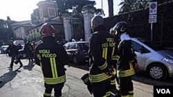 Tras el ataque, los bomberos italianos asistieron a la embajada de Suiza en Roma.