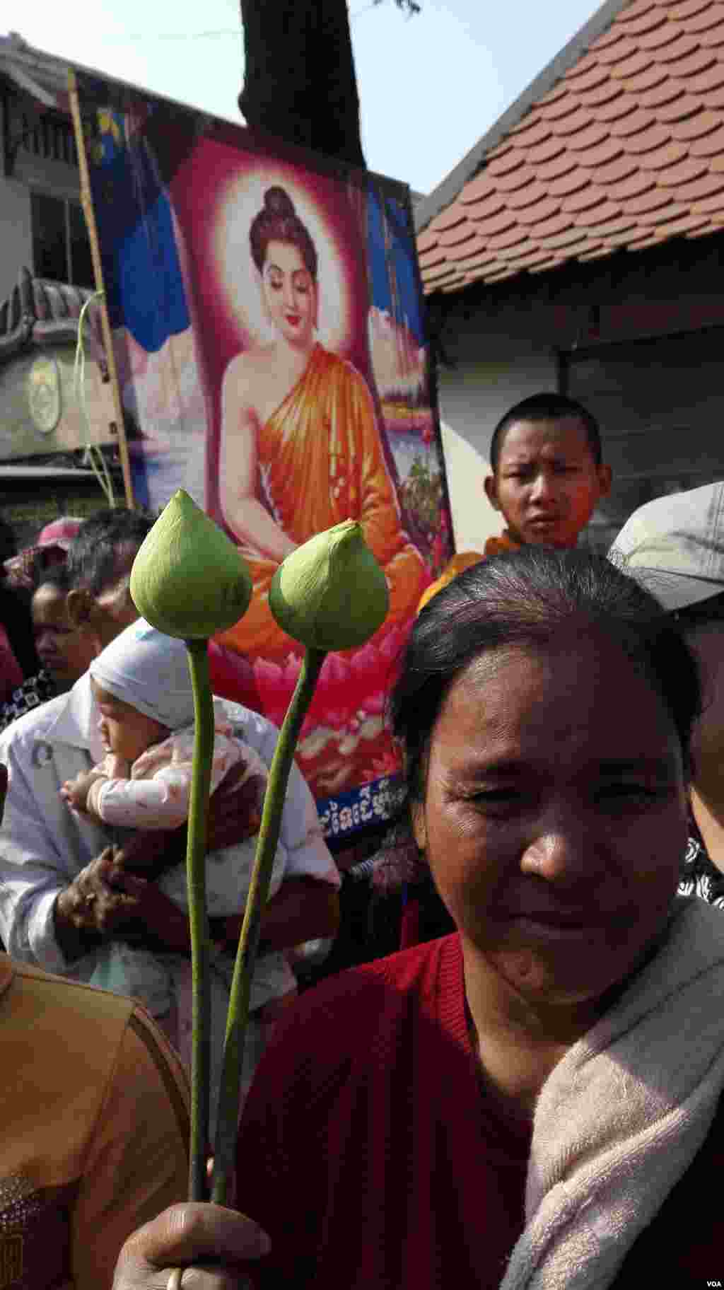 ក្រុមអ្នករងគ្រោះដោយសារបញ្ហាដីធ្លីបានមកតវ៉ានៅខាងក្រៅអគារសាលាឧទ្ធរណ៍ ដើម្បីស្នើសុំឲ្យដោះលែងសកម្មជនបឹងកក់ចំនួន១០នាក់ និងព្រះសង្ឃមួយអង្គ។