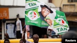 Un homme brandit une affiche de campagne du président nigerian Goodluck Jonathan à Lagos, Nigeria, le 3 février 2015.