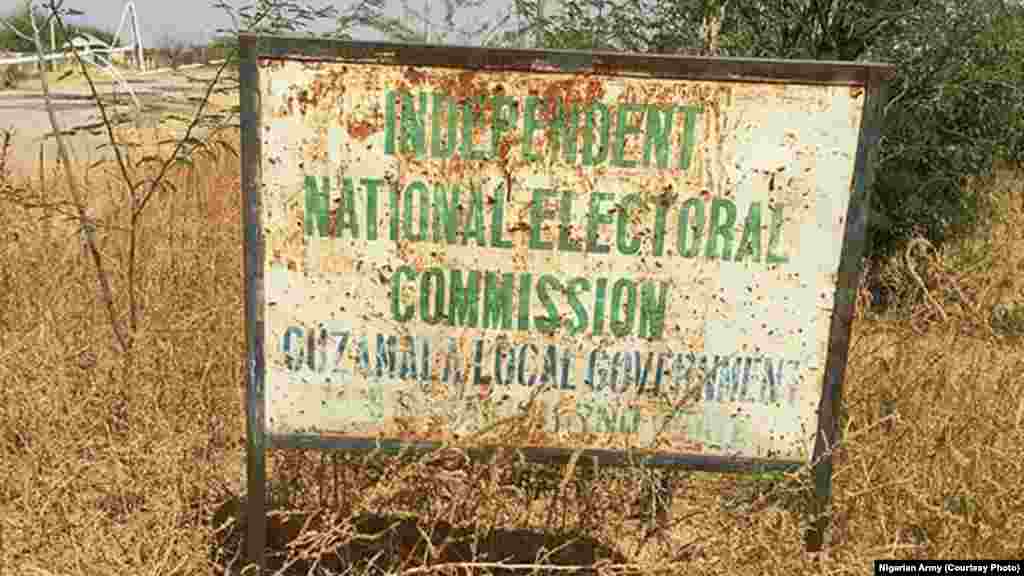 Allon kofar ofishin hukumar zabe INEC a garin Gudumbali dake Jihar Borno a bayan an kwato garin. An samu hoton bayan da zaratan sojojin Najeriya suka sake fatattakar 'yan Boko Haram daga garin dake Jihar Borno