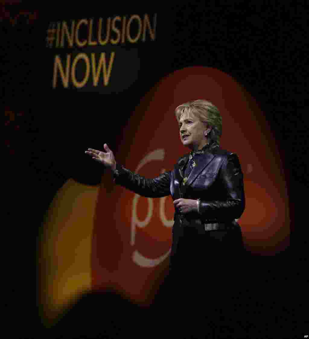 L'ancienne secrétaire d'État Hillary Clinton parle devant les femmes d'affaires professionnelles de Californie, à San Francisco, 28 mars 2017.