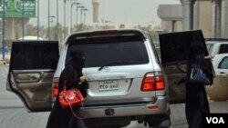 Algunas mujeres sauditas lllevan a cabo una protesta contra la prohibición de conducir automóviles.