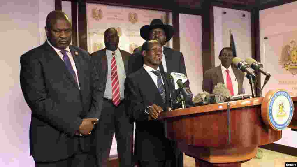 Les membres du gouvernement sud soudanais répondent aux questionx des journalistes lors d'une conférence de presse à Juba, 8 juillet, 2016.