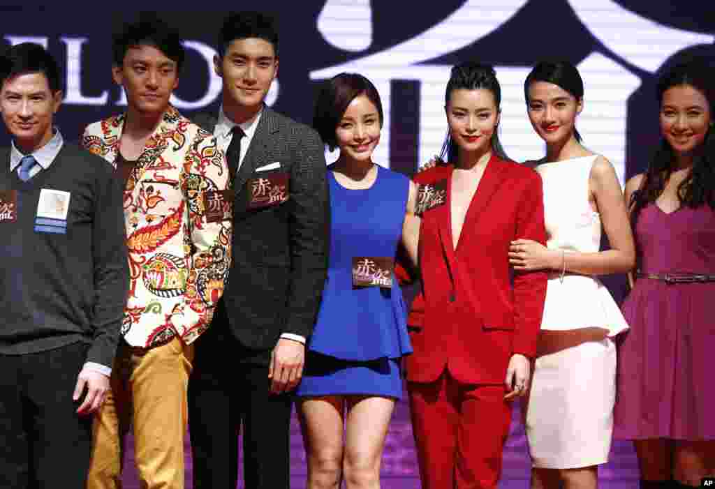 韩国演员崔始源(左三)和台湾演员张震等中港台韩演员在澳门参加电影《赤道》 (英文:Helios)(原名《赤盜》) 的推广活动(2013年12月10日)。2017年3月,中国有些网民认为崔始源和金泰妍 “用实际行动表明立场,用个人影响支持乐天和韩国部署萨德的举动”,所以取消对他们的关注,脱离他们的粉丝队伍。后来崔始源的妹妹在美国和中国的社交媒体上写道:“我不知道怎么说明才好。其实我最近身体不太好做了手术。乐天照片是我做手术前天照的,因为心情也不好,外面还下着雨所以随手一拍就偶然拍到了乐天。我哥哥是因为看妹妹最近状态不好也很担心及可怜的心才点的赞。因我的轻率和无知给大家造成了伤害感到非常抱歉。来观看我ins的中国粉丝们因这件事给你们带来不快,真心像(向)粉丝们道歉。以后上传ins我会更加谨慎。”