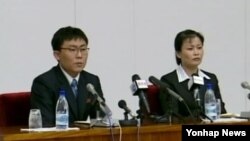 탈북해서 한국에 정착했다가 다시 북한으로 재입북한 김광혁(왼쪽), 고정남 부부. 8일 북한 관영 조선중앙TV가 이들의 기자회견 장면을 보도했다.