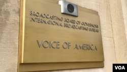 Znak na ulazu u zgradu u kojoj se nalazi sedište Glasa Amerike (Foto: VOA/Mia Bush)