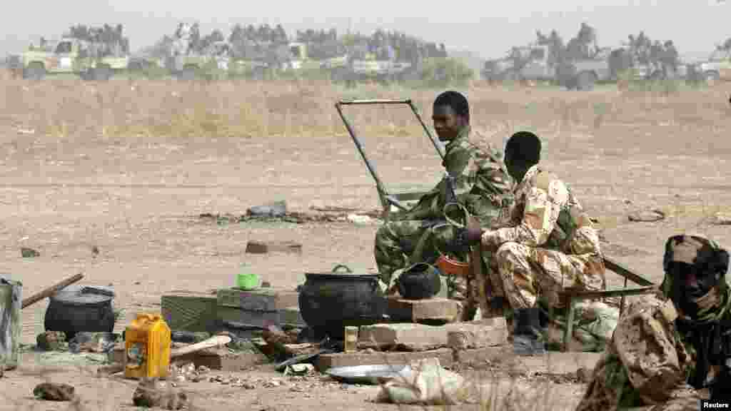 Des soldats tchadiens font de la cuisine à proximité de la ligne de front pendant la bataille contre le groupe d'insurgés Boko Haram à Gambaru, le 26 février 2015.