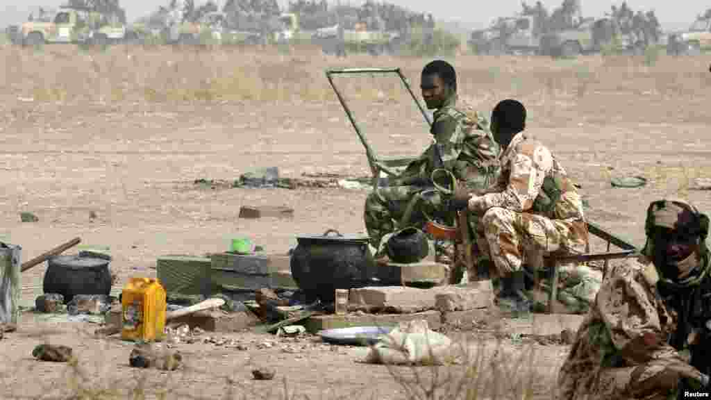 Sojojin Chadin bayan gama fafatawa da ‘yan Boko Haram a garin Gamboru a ranar 26 ga Febrairu din 2015.