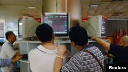 지난달 29일 중국 베이징 증권거래소에서 투자가들이 전광판을 보고 있다. (자료사진)