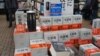 東京神保町一書店週五堆放著《廣辭苑》第七版，不過看來並非暢銷（美國之音記者歌籃攝）