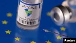 Los viales etiquetados 'Vacuna contra la enfermedad del coronavirus sinofármaco (COVID-19)' que se muestran en una bandera de la UE se ven en una imagen de ilustración. Sinopharm es la primera vacuna no occidental aprobada por la OMS.