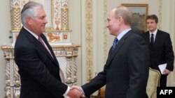 Глава ExxonMobil Рекс Тиллерсон и премьер-министр России Владимир Путин