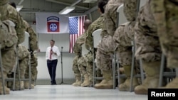 Menteri Pertahanan Ash Carter saat mengunjungi pasukan AS di bandara internasional Baghdad, Irak, 23 Juli 2015 (Foto: dok).