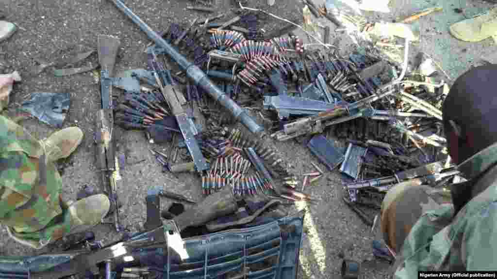 Wasu daga cikin makaman da aka kwace daga hannun 'yan Boko Haram bayan da suka yi yunkurin kai hari kan garuruwan Dikwa da Mafa ranar asabar May 23, 2015 