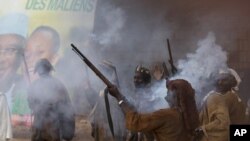 Des chasseurs Dogon lors de l'arrivée du candidat IBK, Bandiagara, Mali, le 21 juillet 2013
