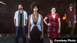 Shishani and the Namibian Tales band. From left to right: Sjahin During on percussion, vocalist, guitarist Shishani Vranckx, Debby Korfmacher (Germany) on mbira, kora, voice, and Bence Huszaron cello. (Photo: Eric van Nieuwland)