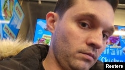 Gordon Black, un militar estadounidense detenido en Rusia, posa para una selfie en esta imagen obtenida de las redes sociales, en un lugar no especificado, publicada en febrero de 2023.