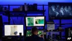 Un analista revisa un caso en el Laboratorio de Identificación de Víctimas del Departamento de Seguridad Nacional en Fairfax, Virginia, el 22 de noviembre de 2019. 