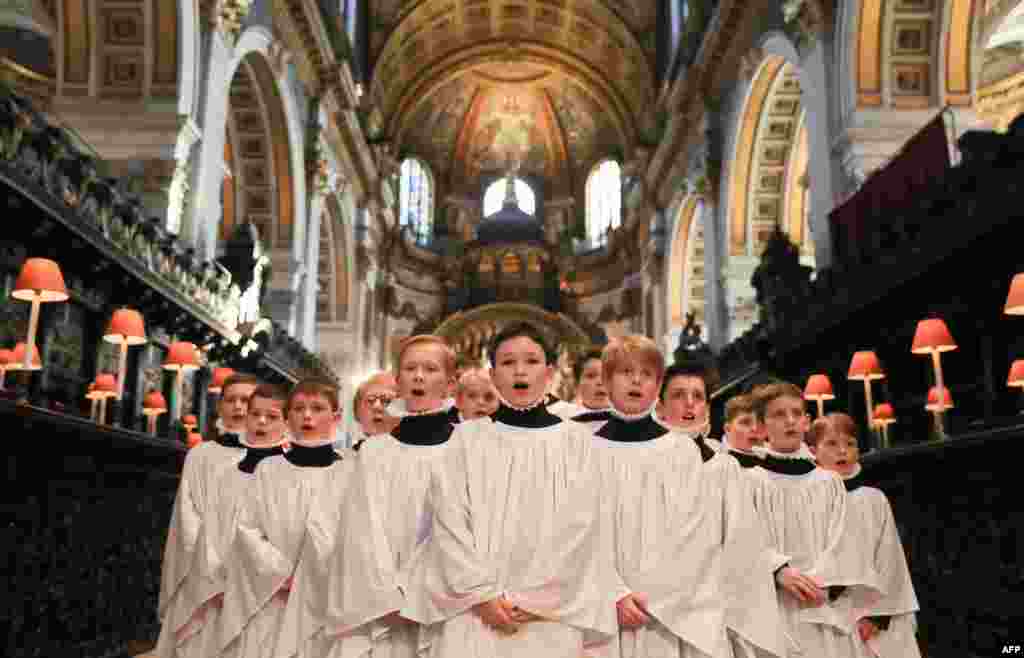 2017年12月19日,唱诗班(Choristers)在伦敦市中心的圣保罗大教堂为即将举行的圣诞节演出排练。