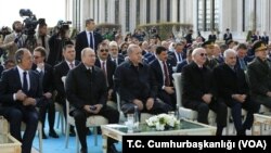 ولادیمیر پوتین رئیس جمهوری روسیه (نفر دوم از چپ) در کنار رجب طیب اردوغان رئیس جمهوری ترکیه (وسط) در آنکارا - ۱۴ فروردین ۱۳۹۷ 