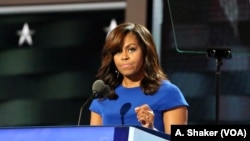 Ibu Negara Amerika Serikat, Michelle Obama saat berpidato di Konvensi Nasional Partai Demokrat di Philadelphia (A.Shaker/VOA).