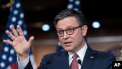 El presidente de la Cámara de Representantes, el republicano Mike Johnson, y los líderes de su partido hablan con la prensa cuando el legislativo busca aprobar los proyectos de gastos para impedir el cierre parcial del gobierno, en el Capitolio, Washington, 20 de marzo de 2024.