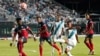 El mediocampista guatemalteco Carlos Mejía (6) dispara al arco ante el defensa cubano Dariel Morejón (5) y el mediocampista Neisser Sandó (14) durante la primera mitad de un partido de fútbol de la Copa Oro de CONCACAF, el martes 27 de junio de 2023, en Fort Lauderdale, Florida.