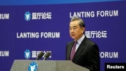 中國國務委員兼外交部長王毅2021年2月22日在一個論壇上談中美關係。（路透社）
