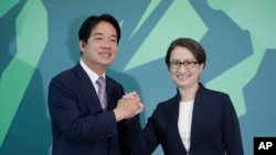 民进党总统候选人赖清德正式宣布副手人选为现任台湾驻美代表萧美琴（右）。 （2023年11月20日）