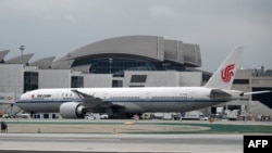 រូបឯកសារ៖ យន្តហោះ Air China ចតនៅអាកាសយានដ្ឋានអន្តរជាតិ Los Angeles ក្នុងទីក្រុង Los Angeles រដ្ឋ California កាលពីថ្ងៃទី៩ ខែឧសភា ឆ្នាំ២០១៩។