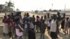 Famílias afectadas pela fome em Benguela à procura de comida na estrada, Angola ( foto de arquivo)