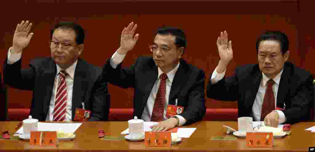 Xitoy Bosh vaziri o'rinbosari Li Kechiang, Propaganda idorasi boshlig'i Li Changchun va Siyosiy va qonunchilik qo'mitasi raisi Ju Yongkang, 18-kongress, Pekin, 14-noyabr, 2012 
