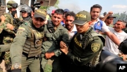 Cientos de exmiembros de las Fuerzas Armadas de Venezuela han desertado y pedido refugio en Colombia desde el 23 de febrero de 2019, en medio de la crisis política que vive la nación.