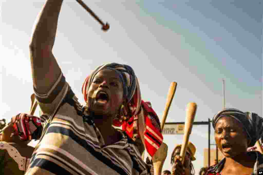 Lors d’une manifestation des femmes, lundi 27 octobre 2014 à Ouagadougou, Burkina Faso, cette burkinabé proteste avec ses campagnes contre le président Blaise Compaoré qui, malgré ses 27 ans au pouvoir, cherche à modifier la Constitution pour un autre mandat.