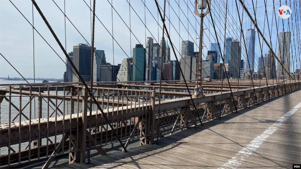 Una vista de la ciudad de Nueva York desde el Puente de Brooklyn, uno de los lugares favoritos de los turistas que visitan la ciudad. 