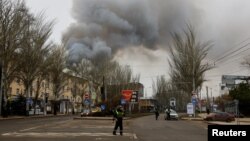 俄罗斯控制的乌克兰顿涅茨克2023年12月21日发生炮击后，交通警察封锁了道路。