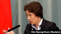 La ministre japonaise des Jeux olympiques et paralympiques, Seiko Hashimoto, participe à une conférence de presse à Tokyo, au Japon, le 16 septembre 2020.