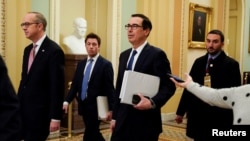 El secretario del Tesoro de EE.UU., Steven Mnuchin en el Capitolio en Washington, camino a una reunión con el líder de la minoría del senado, el demócrata Chuck Schumer. Marzo 23, 2020.
