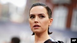 Daisy Ridley posa para los fotógrafos a su llegada a la proyección de la película 'Young Woman and the Sea' en Londres, el miércoles 29 de mayo de 2024.