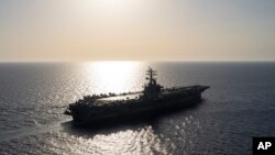 Kapal induk AS USS Dwight D. Eisenhower berlayar di Laut Merah pada 12 Juni 2024. (Foto: AP/Bernat Armangue)