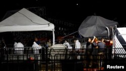Personal de emergencia trabaja en el lugar después de que una ráfaga de viento provocara el colapso de una estructura durante un mitin electoral en San Pedro Garza García, Nuevo León, México, el 22 de mayo de 2024.